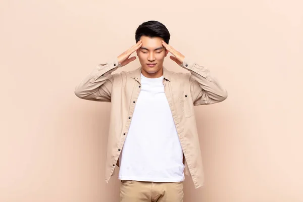 Ung Kinesisk Man Ser Koncentrerad Omtänksam Och Inspirerad Brainstorming Och — Stockfoto
