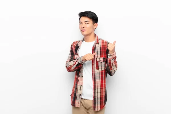 Jovem Chinês Sorrindo Alegre Casualmente Apontando Para Copiar Espaço Lado — Fotografia de Stock