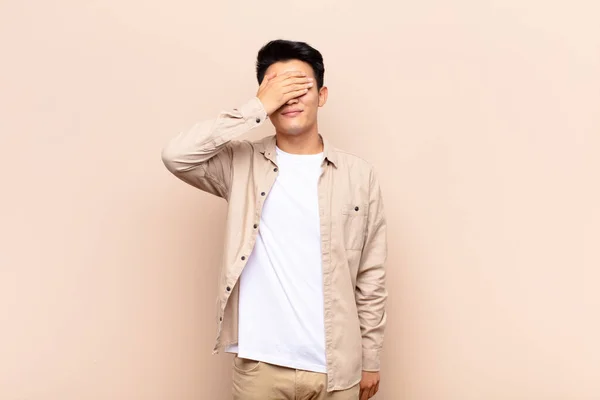 Junger Chinesischer Mann Der Mit Einer Hand Die Augen Bedeckt — Stockfoto
