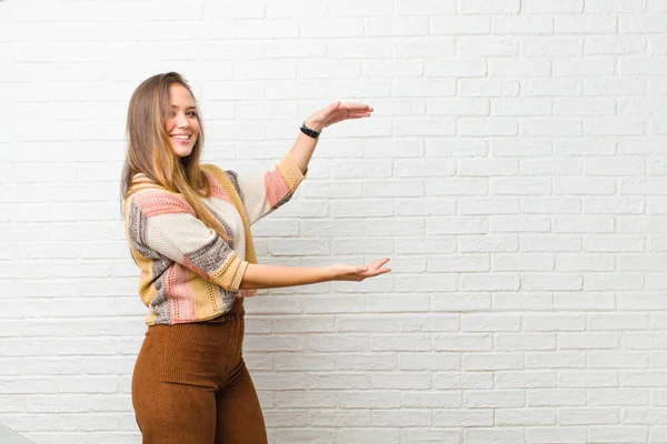 Joven Bonita Mujer Sonriendo Sintiéndose Feliz Positiva Satisfecha Sosteniendo Mostrando — Foto de Stock