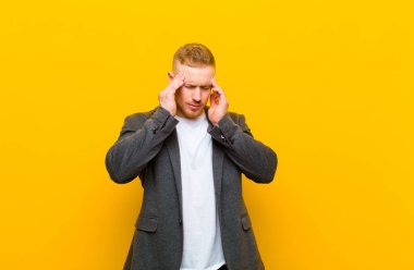 Genç sarışın iş adamı mutlu ve arkadaş canlısı görünüyor, gülümsüyor ve pozitif bir tavırla sana göz kırpıyor.