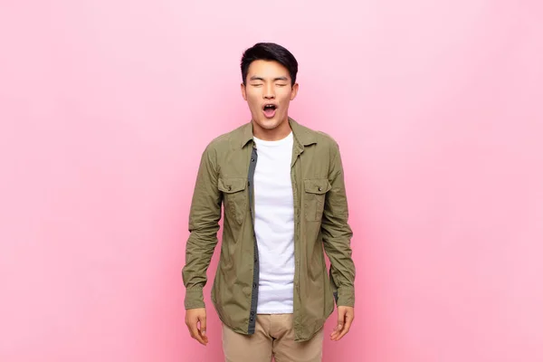 Ung Kinesisk Man Skriker Aggressivt Ser Mycket Arg Frustrerad Upprörd — Stockfoto