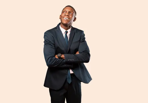 Afrykański Amerykański Biznesmen Czuje Się Szczęśliwy Dumny Pełen Nadziei Zastanawiając — Zdjęcie stockowe