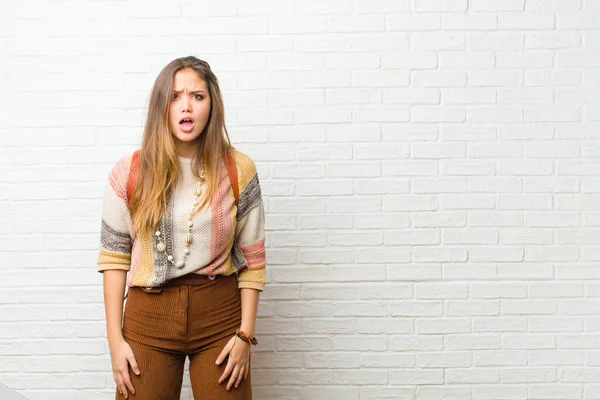 Jovem Bonita Mulher Olhando Chocado Irritado Irritado Decepcionado Boca Aberta — Fotografia de Stock