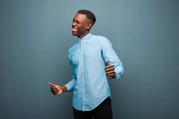Junger Afrikanisch Amerikanischer Schwarzer Mann Lächelt Fühlt Sich Unbeschwert Entspannt — Stockfoto