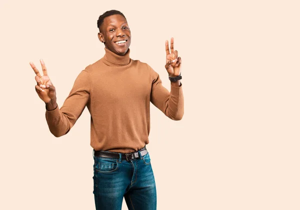 Молодий Афроамериканський Чорний Чоловік Посміхається Виглядає Щасливим Дружнім Задоволеним Жестикулюючи — стокове фото