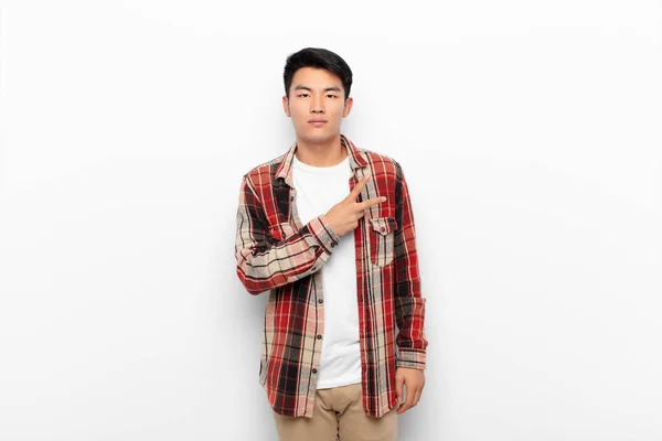 Ung Kinesisk Man Känner Sig Glad Positiv Och Framgångsrik Med — Stockfoto