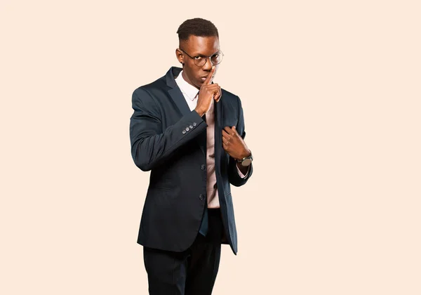 Empresário Afro Americano Olhando Sério Cruz Com Dedo Pressionado Para — Fotografia de Stock