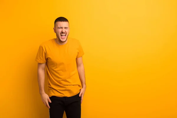 Joven Hombre Guapo Gritando Agresivamente Mirando Muy Enojado Frustrado Indignado —  Fotos de Stock