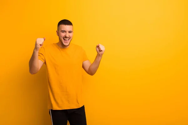 Jonge Knappe Man Zich Gelukkig Verrast Trots Voelen Schreeuwen Vieren — Stockfoto