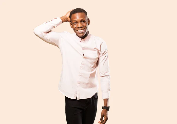 Молодий Афроамериканський Чорний Чоловік Усміхається Весело Випадково Беручи Руку Голову — стокове фото