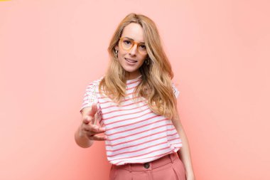 Genç, güzel, sarışın, gülümseyen, mutlu, kendine güvenen ve arkadaş canlısı bir kadın. Bir anlaşmaya varmak için el sıkışmayı teklif ediyor.