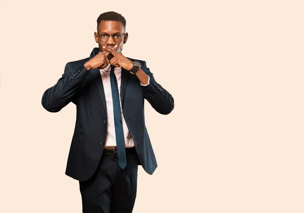 Αφροαμερικάνος Επιχειρηματίας Που Δείχνει Σοβαρός Και Δυσαρεστημένος Δύο Δάχτυλα Σταυρωμένα — Φωτογραφία Αρχείου