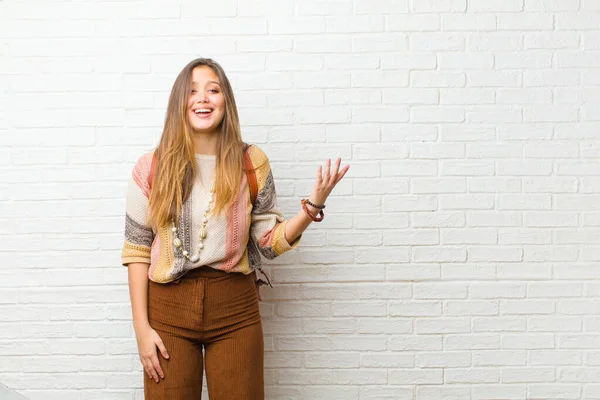 Jovem Mulher Bonita Sentindo Feliz Surpreso Alegre Sorrindo Com Atitude — Fotografia de Stock