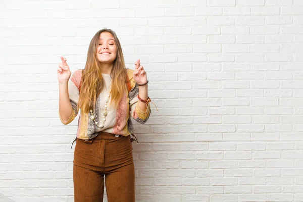 Jovem Mulher Bonita Sorrindo Ansiosamente Cruzando Dois Dedos Sentindo Preocupado — Fotografia de Stock