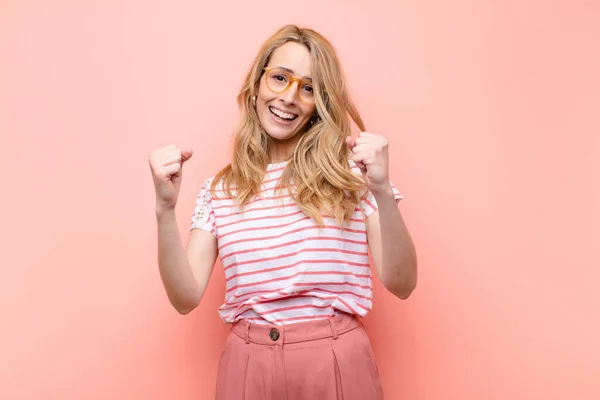 Jong Mooi Blond Vrouw Gevoel Gelukkig Positief Succesvol Vieren Overwinning — Stockfoto