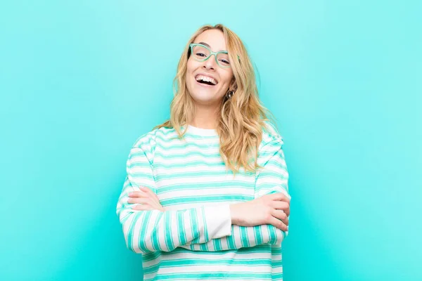 Jovem Bonita Mulher Loira Olhando Como Feliz Orgulhoso Satisfeito Achiever — Fotografia de Stock