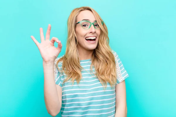 Jovem Mulher Loira Bonita Sentindo Bem Sucedida Satisfeita Sorrindo Com — Fotografia de Stock