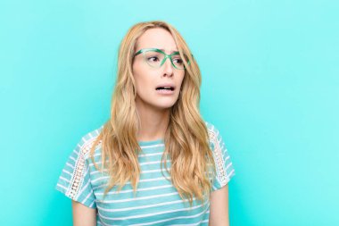 Genç, güzel, sarışın bir kadın üzgün ve mızmızlanıyor. Mutsuz bir bakışla, olumsuz ve hayal kırıklığına uğramış bir tavırla ağlıyordu.