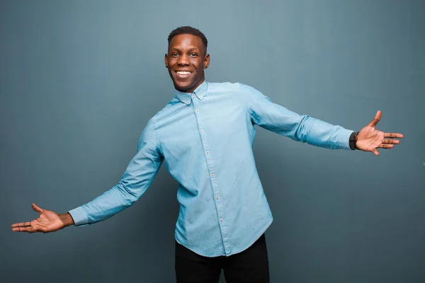 Молодий Афроамериканський Чорний Чоловік Виглядає Щасливим Зарозумілим Гордим Задоволеним Відчуваючи — стокове фото