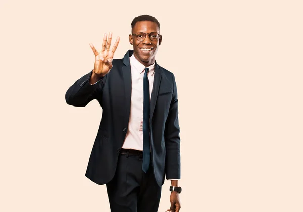 Afrykański Amerykański Biznesmen Uśmiecha Się Wygląda Przyjaźnie Pokazuje Numer Cztery — Zdjęcie stockowe