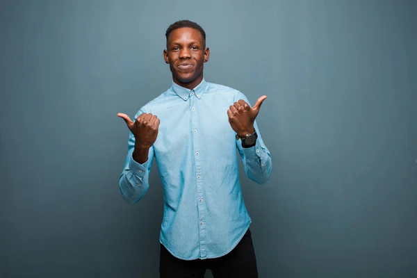 Junger Afrikanisch Amerikanischer Schwarzer Mann Lächelt Freudig Und Sieht Glücklich — Stockfoto