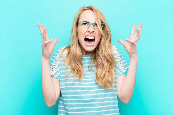 Jong Mooi Blond Vrouw Woedend Schreeuwen Gevoel Van Stress Geïrriteerd — Stockfoto