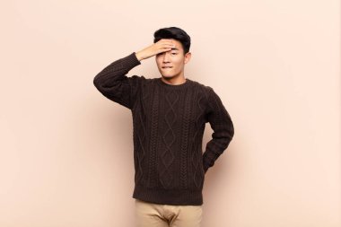 Genç Çinli bir adam unutulmuş bir mühlet yüzünden panikliyor, stresli hissediyor, bir pisliği örtbas etmek zorunda kalıyor ya da düz renkli duvara karşı hata yapıyor.