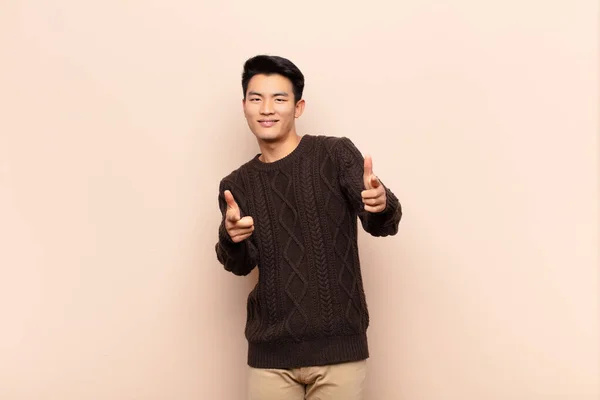 Jonge Chinese Man Zich Gelukkig Voelen Cool Tevreden Ontspannen Succesvol — Stockfoto