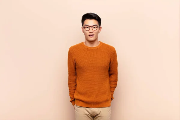 Genç Çinli Adam Mutlu Hoş Bir Şekilde Şaşırmış Görünüyor Düz — Stok fotoğraf