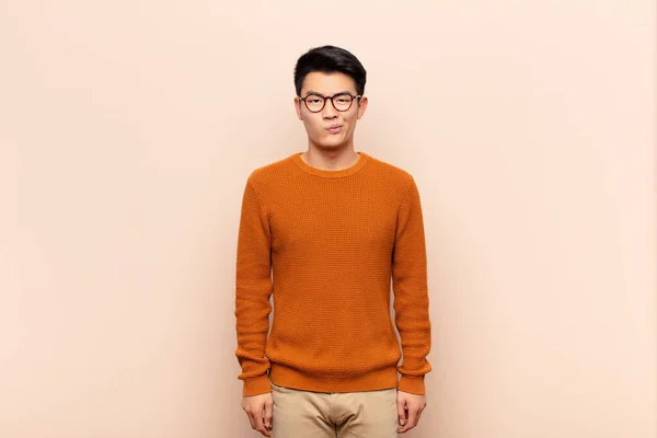 Fiatal Kínai Férfi Érzés Zavaros Kétséges Kíváncsi Vagy Próbál Választani — Stock Fotó
