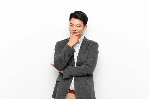 Jovem Chinês Homem Sorrindo Com Uma Expressão Feliz Confiante Com — Fotografia de Stock