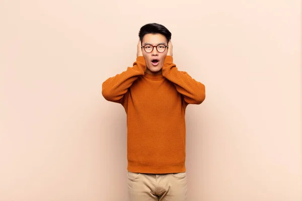 Genç Çinli Adam Hoş Olmayan Bir Şekilde Şoka Uğramış Korkmuş — Stok fotoğraf