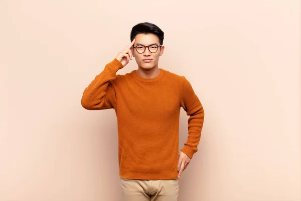 Genç Çinli Adam Şaşırmış Ağzı Açık Şok Olmuş Düz Renk — Stok fotoğraf