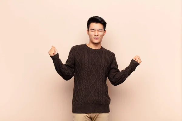 Jonge Chinese Man Zoek Zeer Gelukkig Verrast Vieren Succes Schreeuwen — Stockfoto