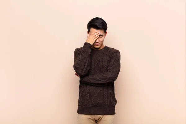 Jovem Chinês Olhando Estressado Envergonhado Chateado Com Uma Dor Cabeça — Fotografia de Stock