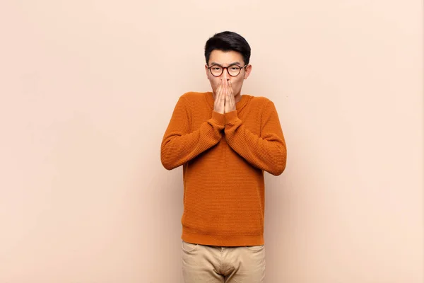 Jeune Homme Chinois Sentant Inquiet Bouleversé Effrayé Couvrant Bouche Avec — Photo