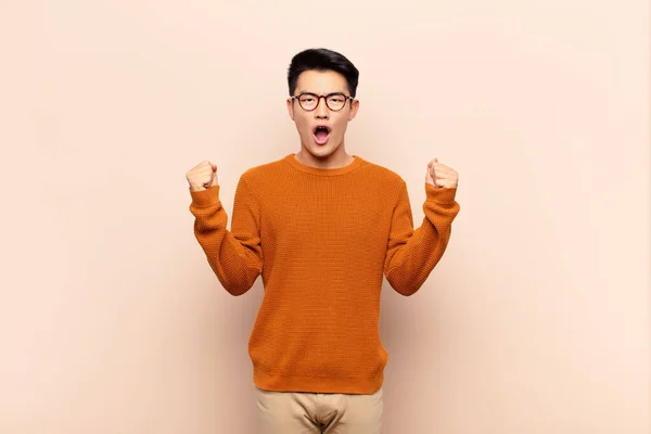 Ung Kinesisk Man Skriker Aggressivt Med Ett Argt Uttryck Eller — Stockfoto