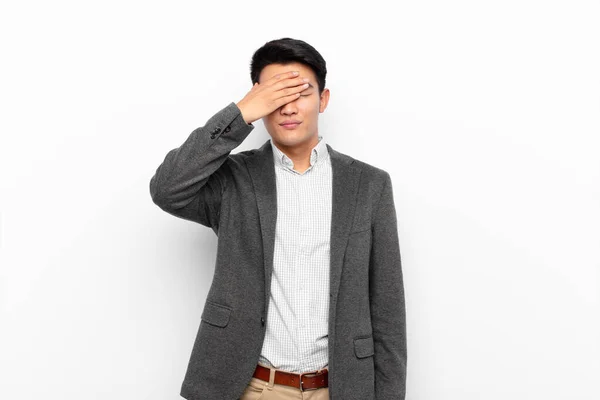 Jovem Chinês Homem Cobrindo Olhos Com Uma Mão Sentindo Assustado — Fotografia de Stock
