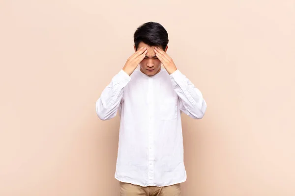 Joven Hombre Chino Mirando Estresado Frustrado Trabajando Bajo Presión Con —  Fotos de Stock