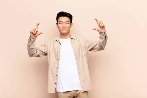 Ung Kinesisk Man Inramning Eller Skissera Eget Leende Med Båda — Stockfoto