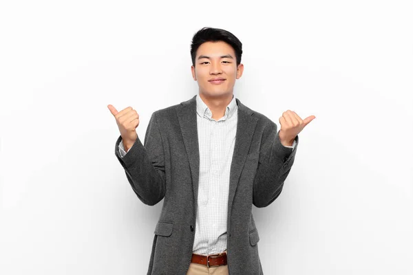 Jovem Chinês Homem Sorrindo Alegremente Olhando Feliz Sentindo Despreocupado Positivo — Fotografia de Stock