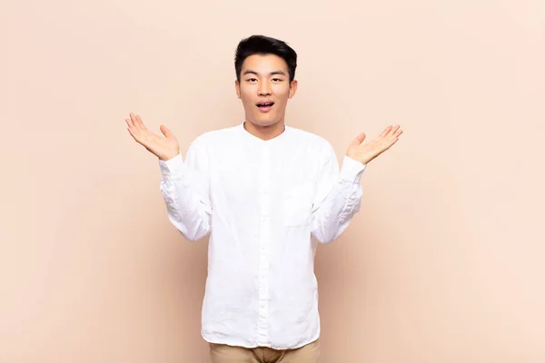 Jovem Chinês Olhando Feliz Animado Chocado Com Uma Surpresa Inesperada — Fotografia de Stock
