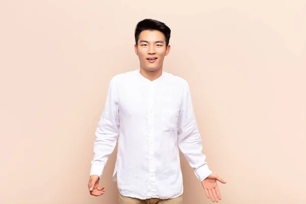 Jovem Chinês Homem Com Grande Amigável Sorriso Despreocupado Olhando Positivo — Fotografia de Stock