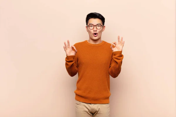 Ung Kinesisk Man Känner Chockad Förvånad Och Förvånad Visar Godkännande — Stockfoto