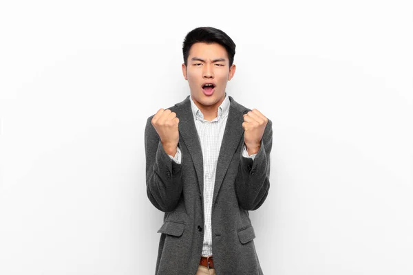Jovem Chinês Homem Gritando Agressivamente Com Irritado Frustrado Olhar Irritado — Fotografia de Stock