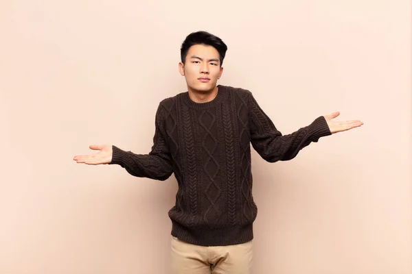 Jeune Homme Chinois Regardant Perplexe Confus Stressé Demandant Entre Différentes — Photo