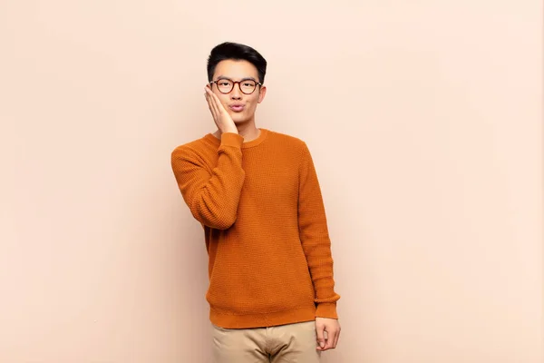 Genç Çinli Adam Şok Olmuş Şaşkınlık Içinde Düz Renkli Duvara — Stok fotoğraf