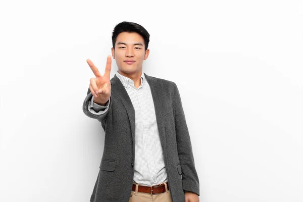 Fiatal Kínai Férfi Mosolyog Néz Boldog Gondtalan Pozitív Gesztikuláló Győzelem — Stock Fotó