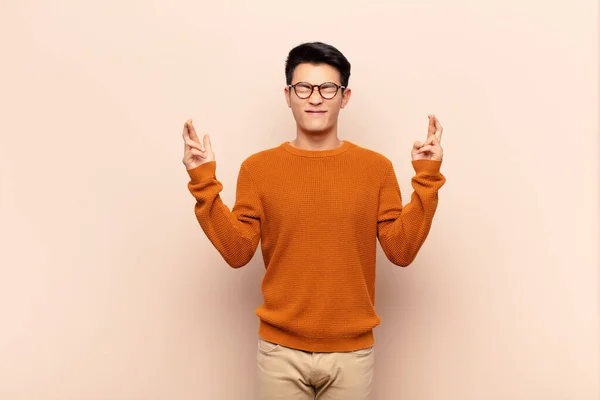 Jovem Chinês Homem Sorrindo Ansiosamente Cruzando Ambos Dedos Sentindo Preocupado — Fotografia de Stock